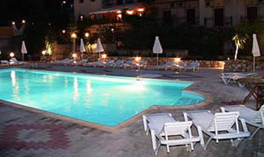 Bazén v ubytování Hotel Nostos nebo v jeho okolí