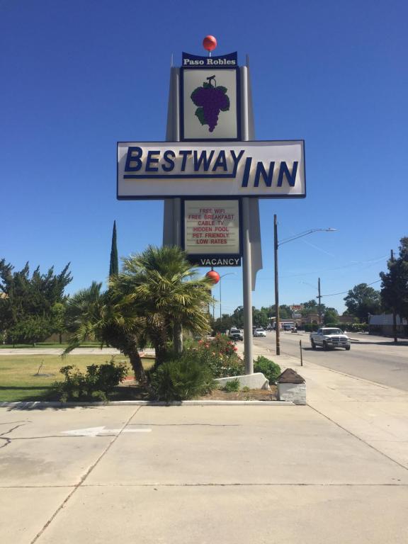 a best way inn sign on the side of a street bij Bestway Inn in Paso Robles