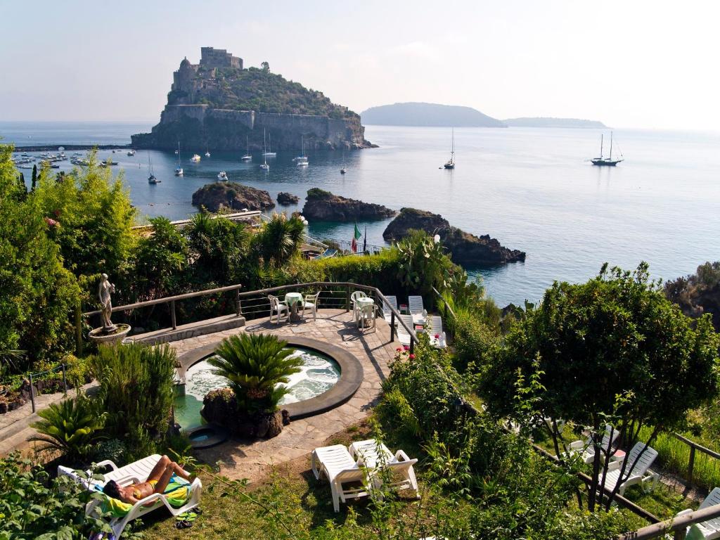 widok na wybrzeże Amalfi z ośrodka w obiekcie Hotel Giardino Delle Ninfe E La Fenice w mieście Ischia