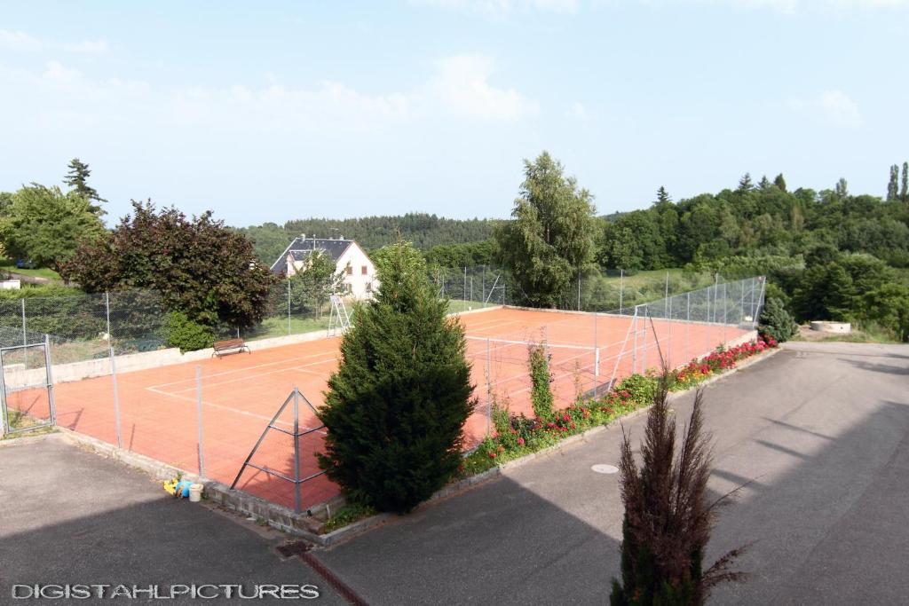 Tenis a/nebo squash v ubytování Gîte à La Montagne nebo okolí