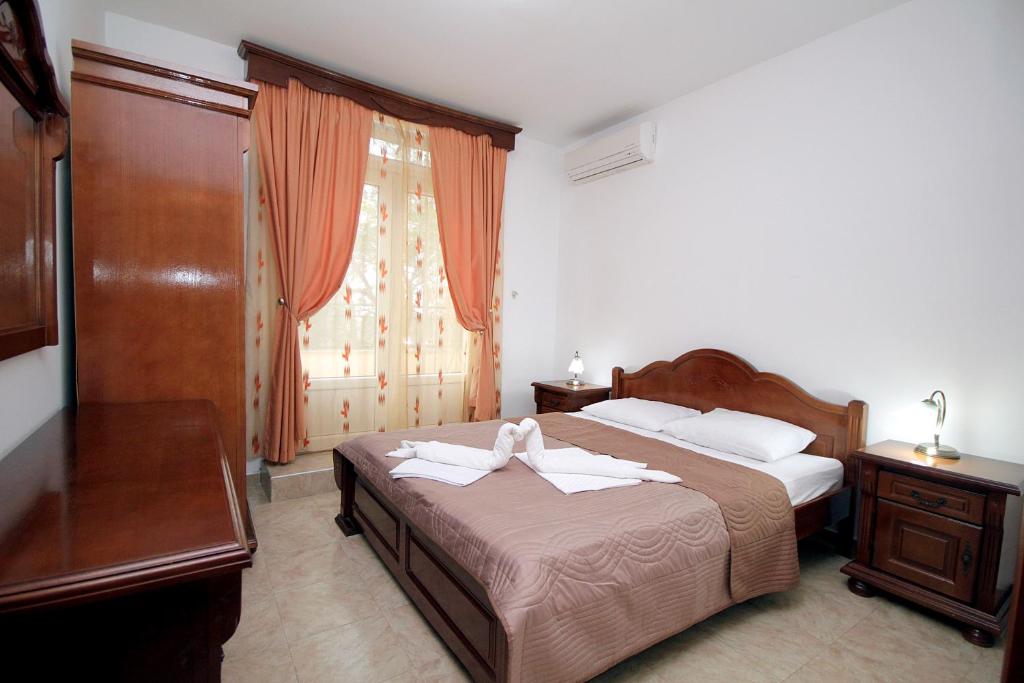 ein Schlafzimmer mit einem Bett mit zwei Handtüchern darauf in der Unterkunft Apartmani More in Sveti Stefan