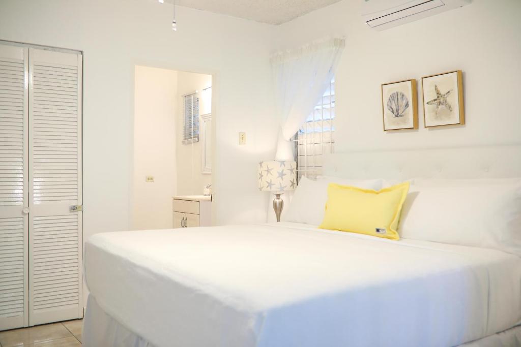 A bed or beds in a room at New Kingston's Deluxe Apartment