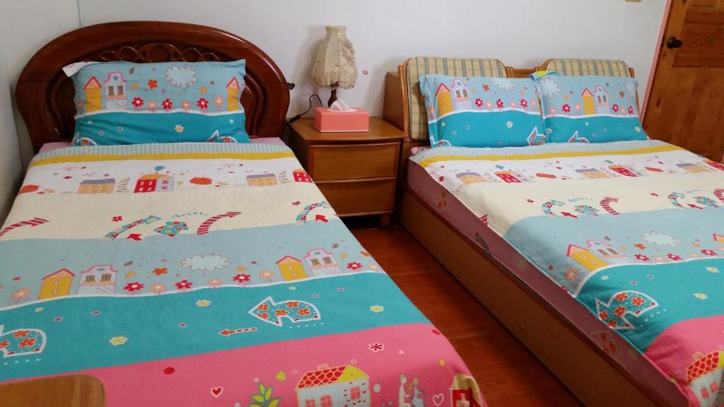 Cette chambre comprend 2 lits jumeaux. dans l'établissement Yilan Xiang Feng Homestay, à Wujie