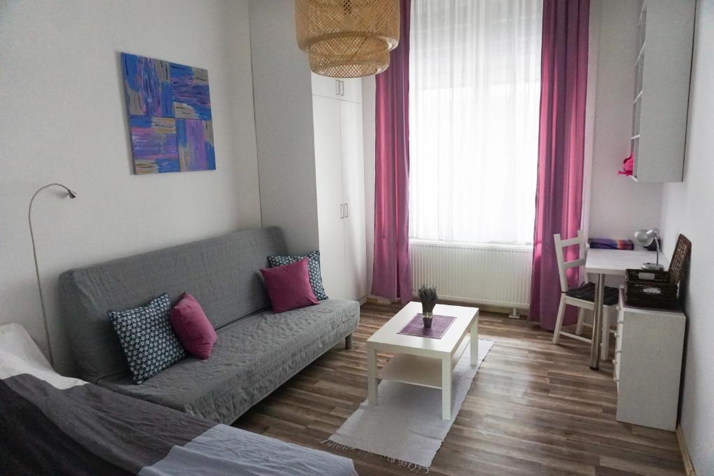 un soggiorno con divano e tavolo di Nati Apartman a Budapest