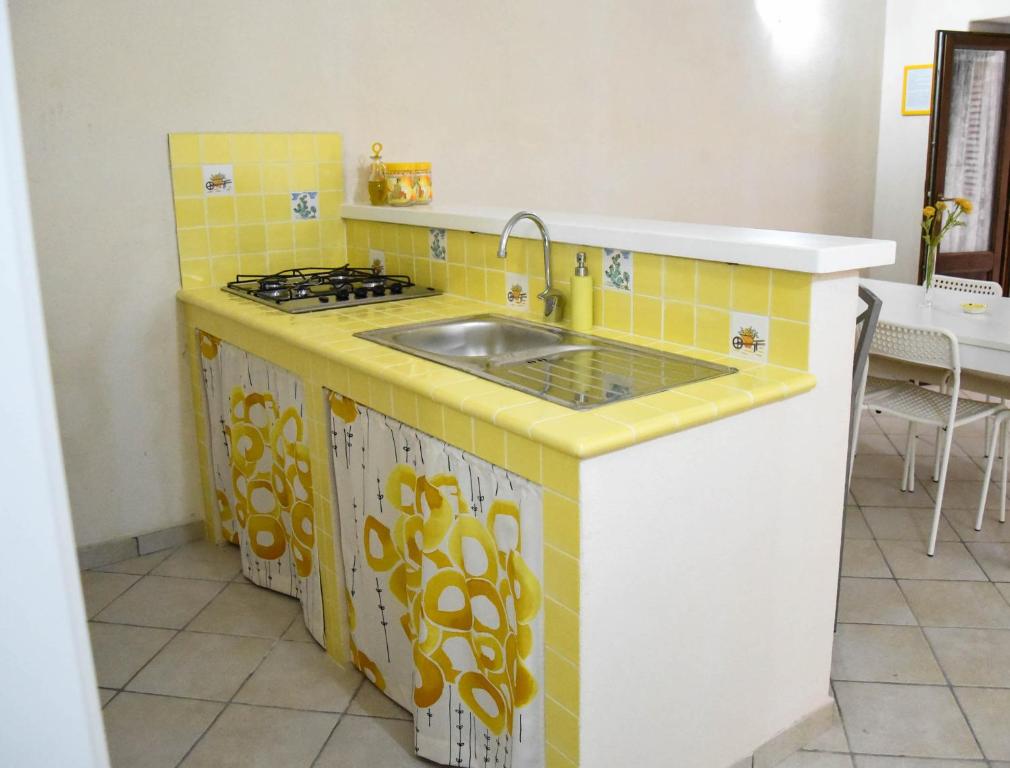 A kitchen or kitchenette at Venti di Mare