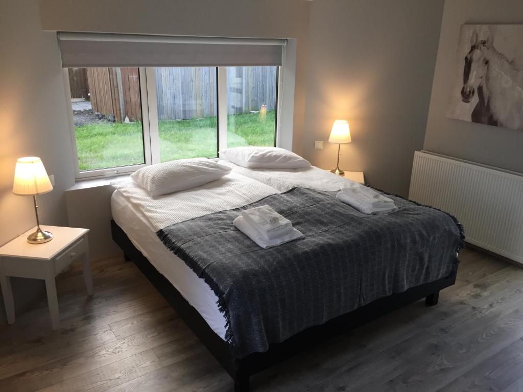 Postel nebo postele na pokoji v ubytování Reykjadalur Guesthouse