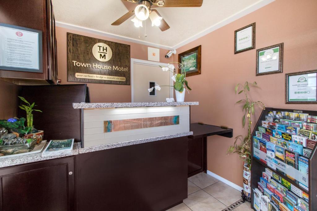 a cashier counter in a room with pink walls at Eureka Town House Motel - Historic Old Town in Eureka