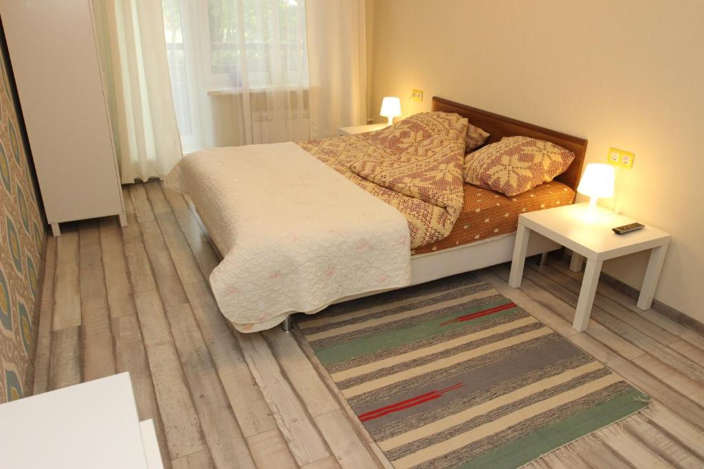 モスクワにあるApartments on Tepliy Stan 9k1の小さなベッドルーム(ベッド1台、テーブル付)