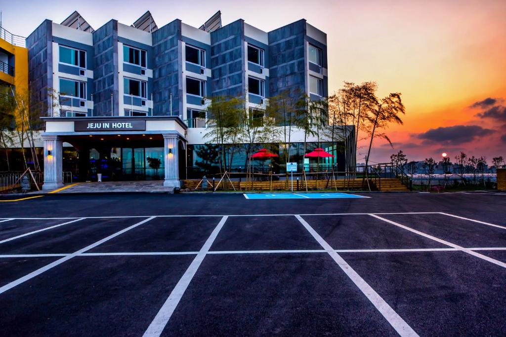 Východ nebo západ slunce při pohledu z hotelu nebo okolí