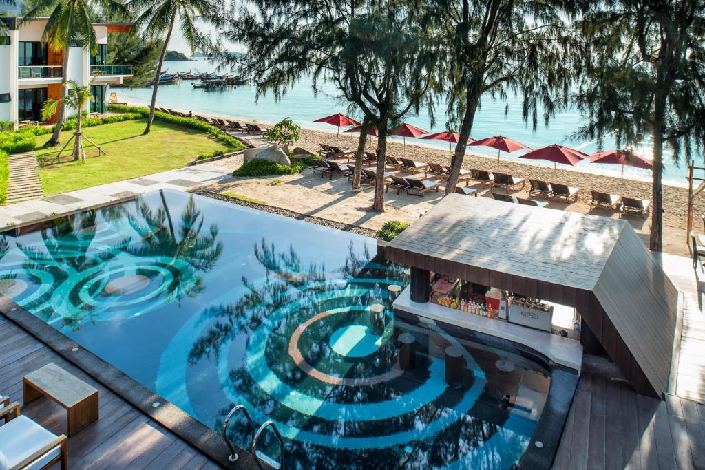 una vista aérea de una piscina en un complejo en Idyllic Concept Resort, en Ko Lipe