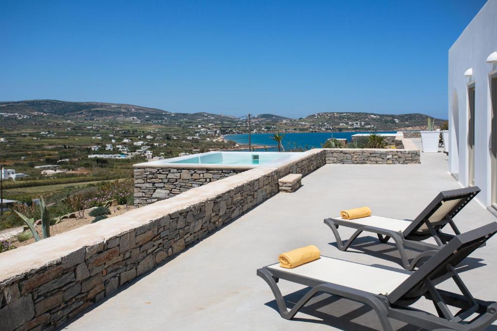 Bazén v ubytování Natura Villas Paros nebo v jeho okolí