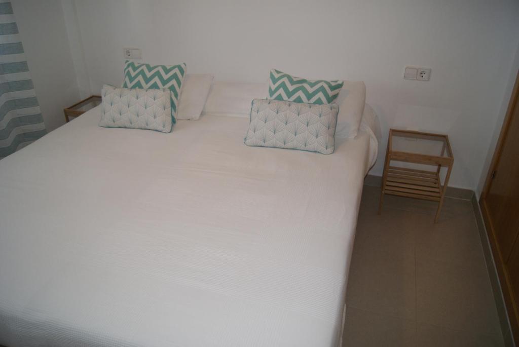 Łóżko lub łóżka w pokoju w obiekcie Apartamento Tirma Conil