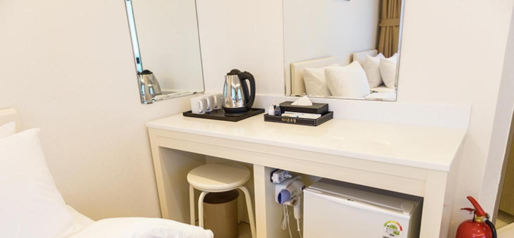 Příslušenství pro přípravu čaje a kávy v ubytování Rezion Hotel