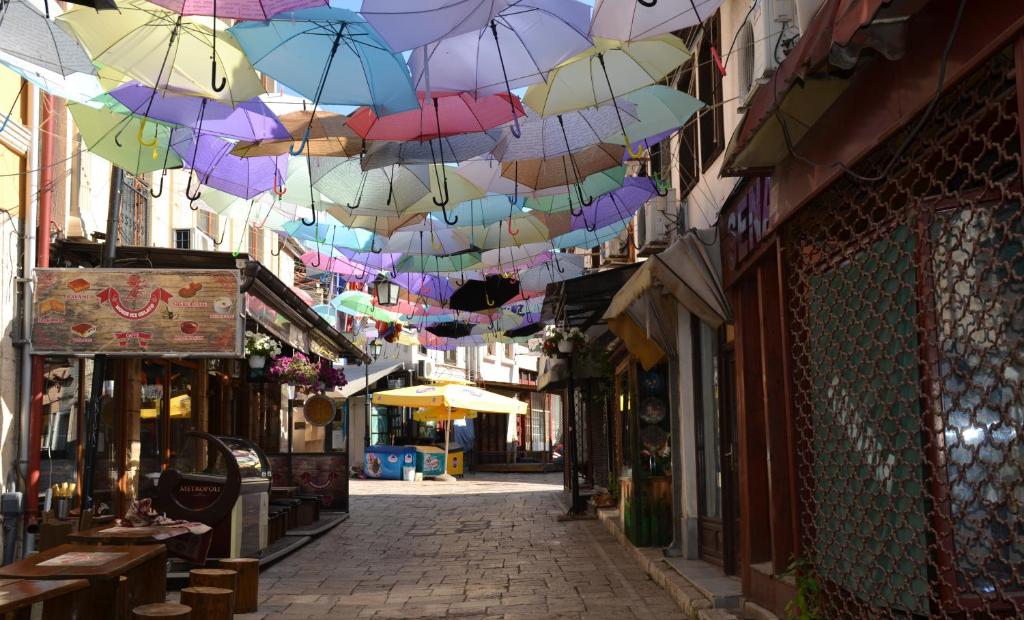 eine Gasse mit Sonnenschirmen, die von einer Decke hängt in der Unterkunft Hotel Ultra Star in Skopje