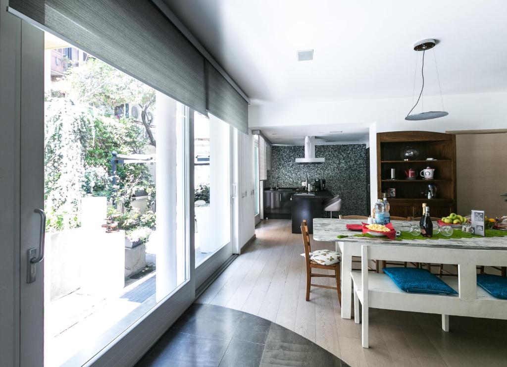 cocina y sala de estar con mesa y sillas en Villa Maria en Turín