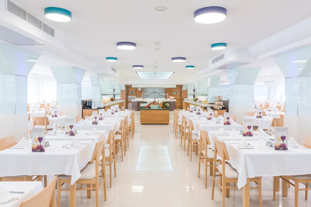 Reštaurácia alebo iné gastronomické zariadenie v ubytovaní Hotel Vista Park