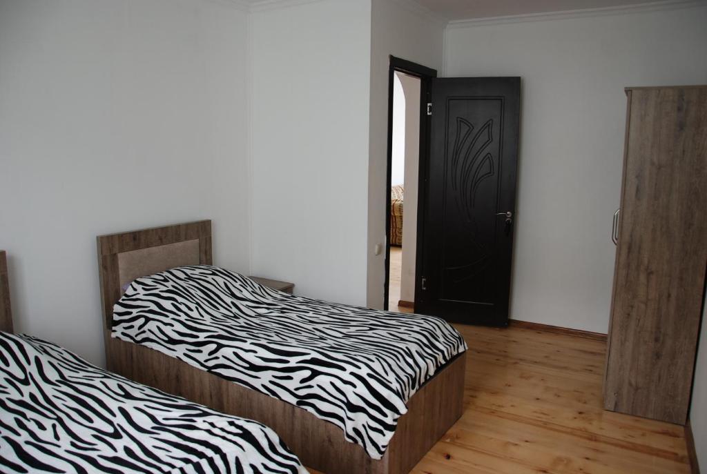 Postel nebo postele na pokoji v ubytování Gogi Jafaridze's Guesthouse