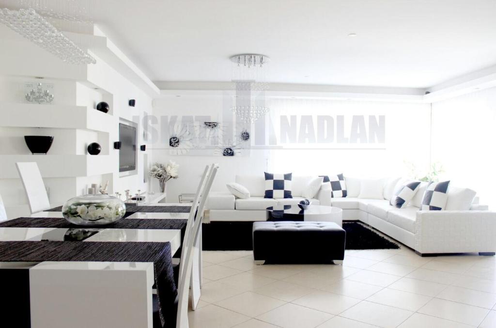 un soggiorno con mobili bianchi e divano di Amazing sea view Penthouse close to beach a Ashdod