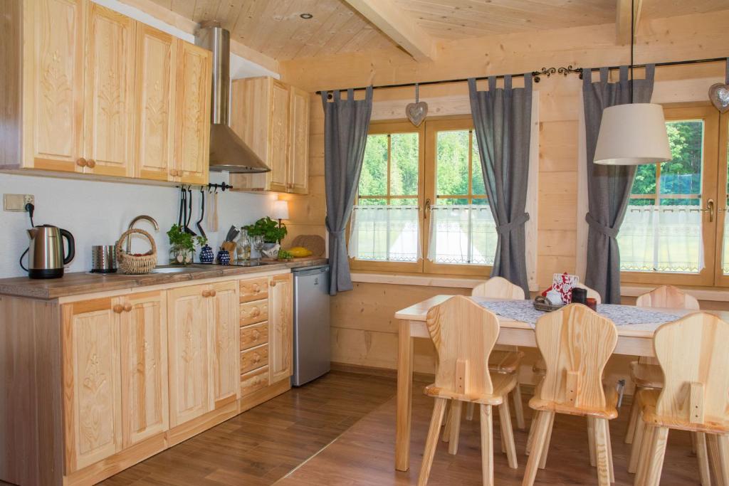 Kuchyň nebo kuchyňský kout v ubytování Domek Trzy Doliny Zakopane - Three Valleys Chalet Grill&Jacuzzi