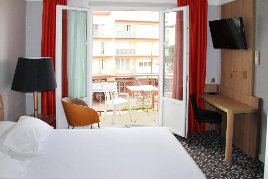 Postel nebo postele na pokoji v ubytování Hôtel Beau Rivage