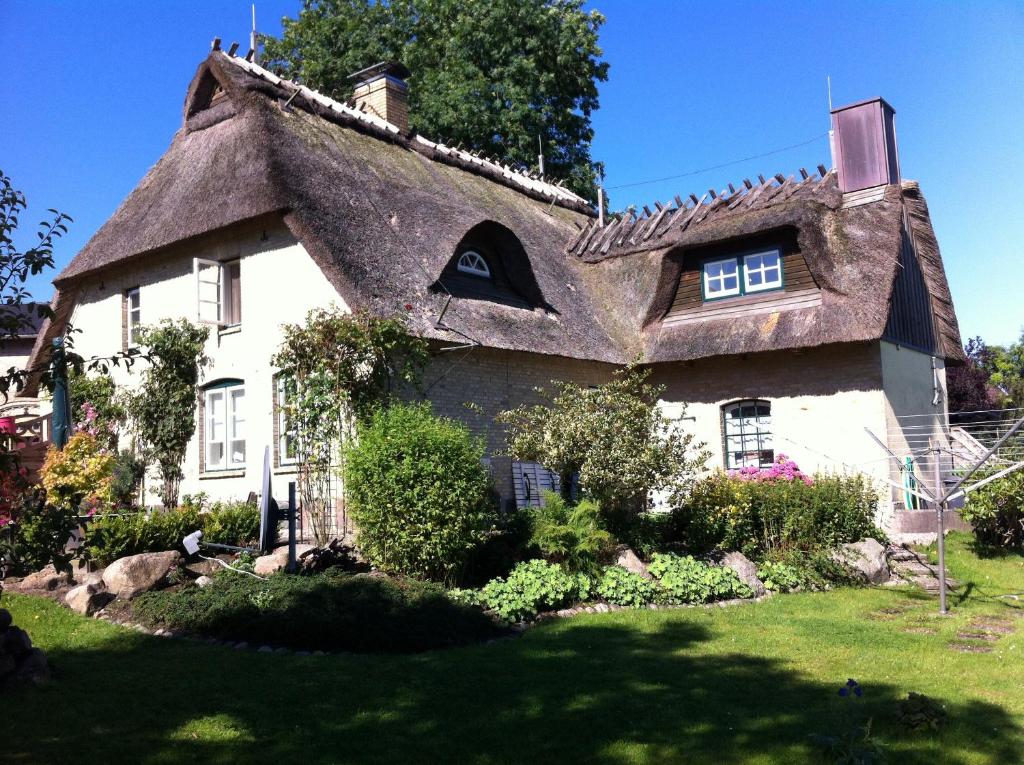 an old house with a thatched roof at Historische Reetdach-Kate in Dannewerk