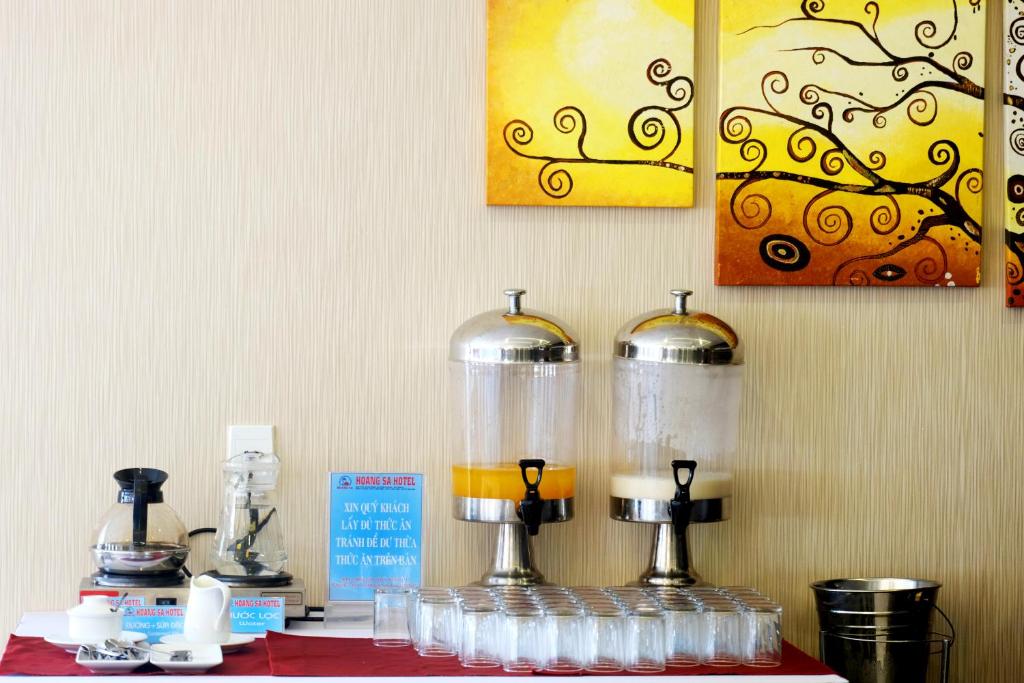 Příslušenství pro přípravu čaje a kávy v ubytování Hoang Sa Hotel