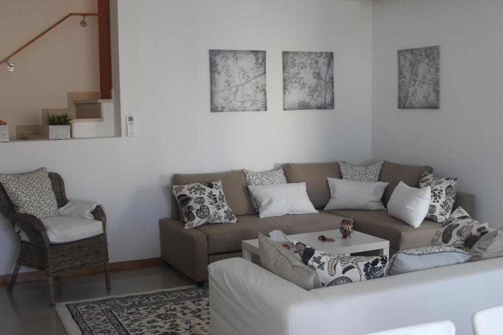 een woonkamer met een bank en een stoel bij Anna - Maria Apartments in Albufeira