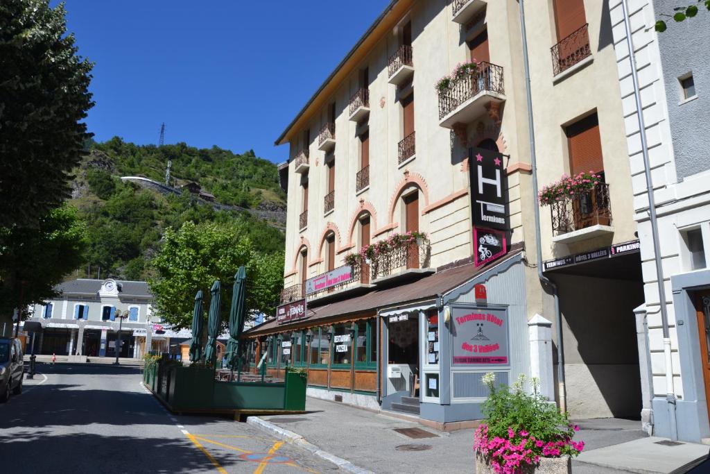 une rue dans une ville avec un bâtiment dans l'établissement Terminus Hôtel des 3 Vallées, à Moutiers