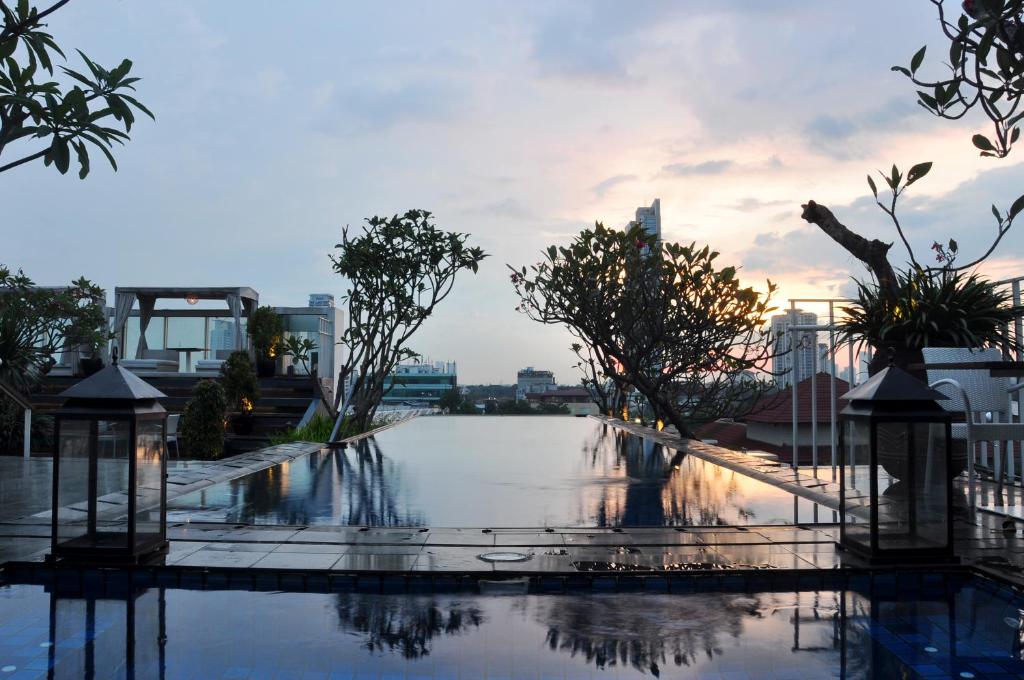 una piscina con un perfil urbano de fondo en Kemang Icon, en Yakarta