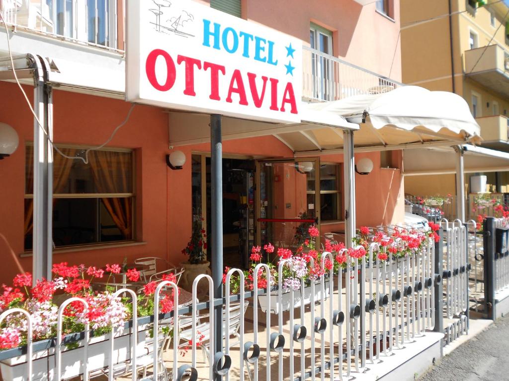 里米尼的住宿－奧塔維亞酒店，街上鲜花盛开的酒店
