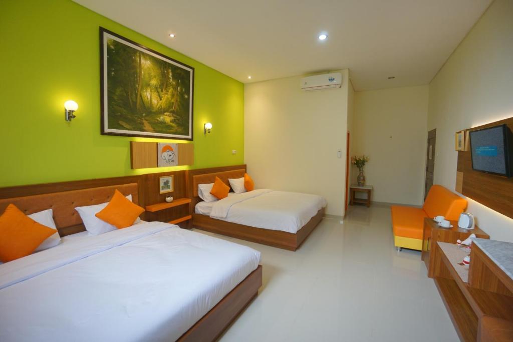 Postel nebo postele na pokoji v ubytování The Cabin Tanjung Hotel Wonosobo