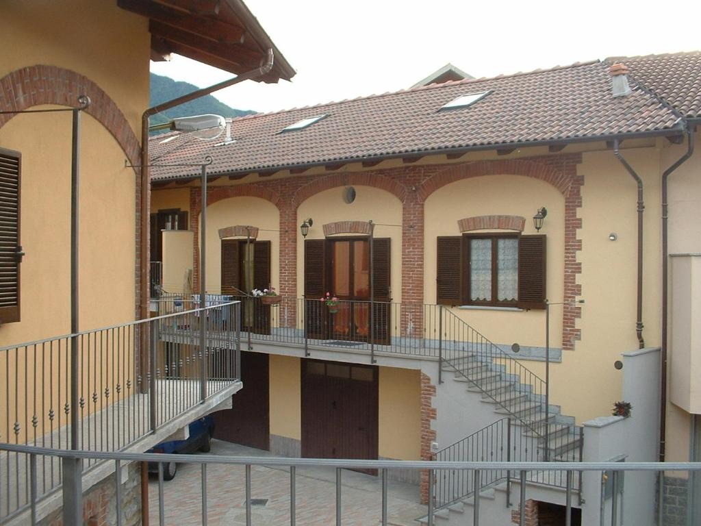 an external view of a building with a balcony at Residence Il Cortile in SantʼAntonino di Susa