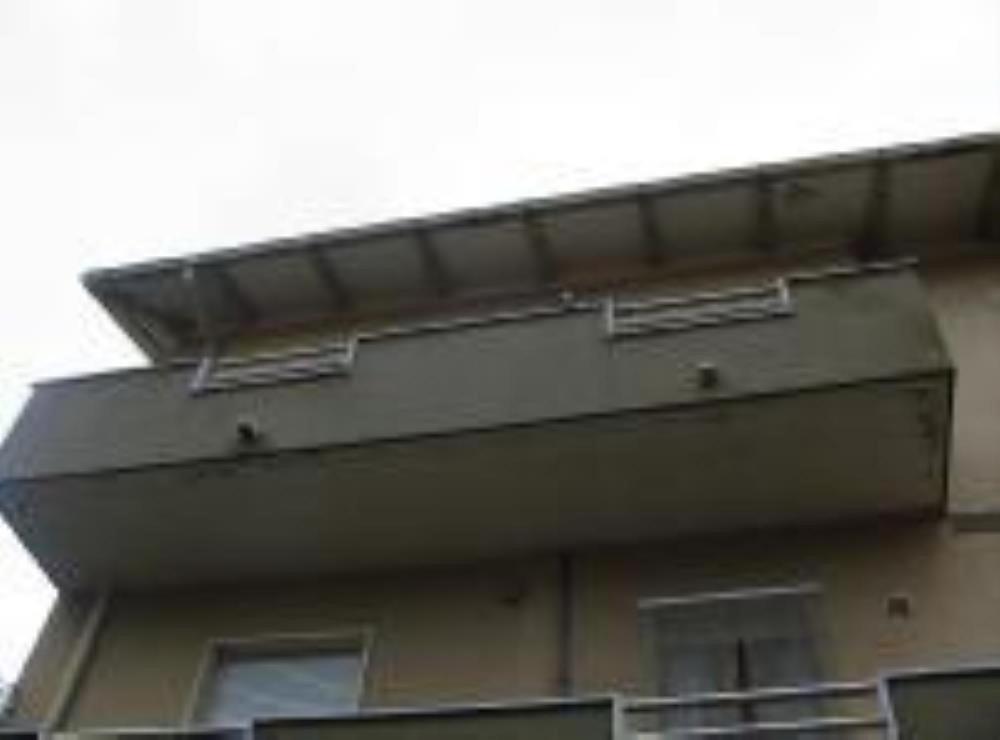 un edificio con techo encima en Appartamento Mumbo Sud, en Francavilla al Mare