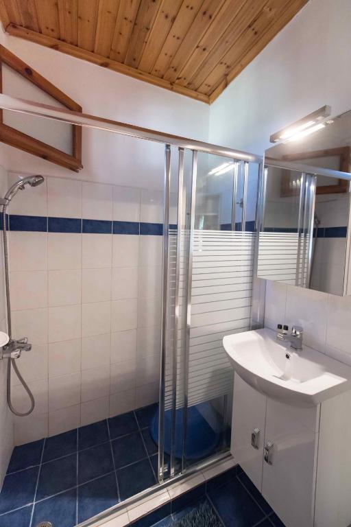 A bathroom at Villa Dimitris Apartments & Bungalows