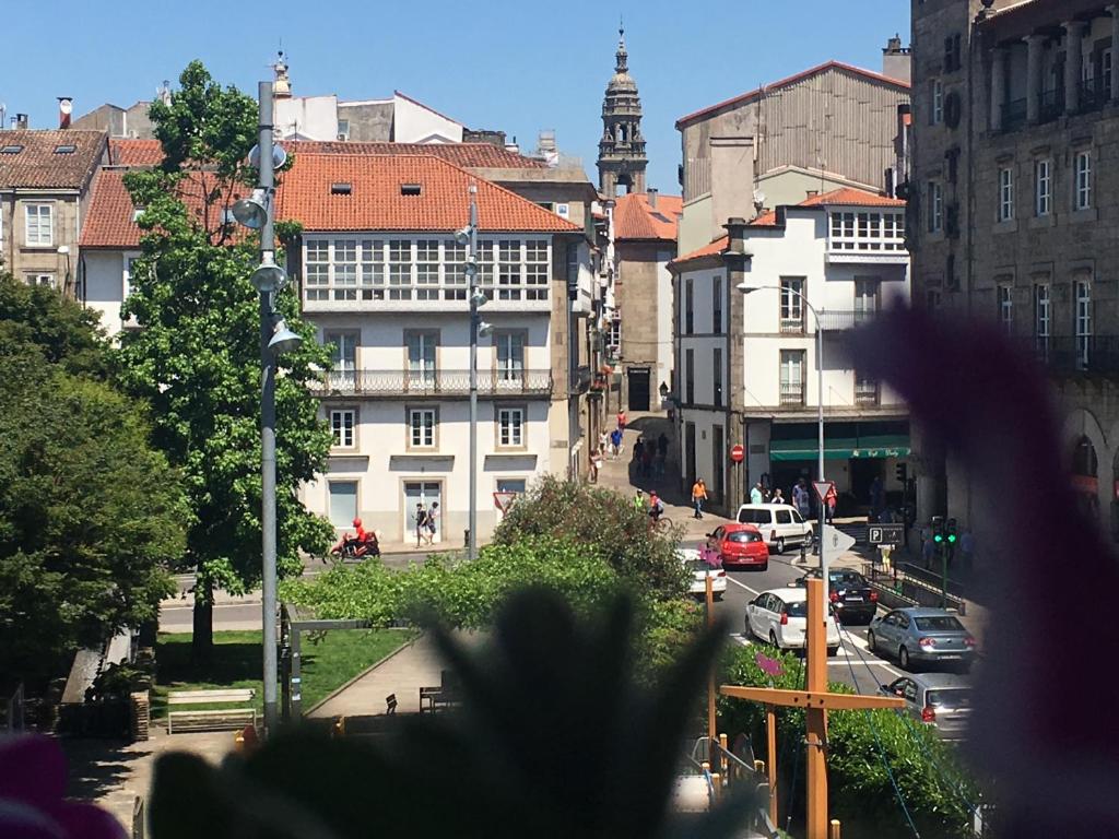 vistas a una calle de la ciudad con coches y edificios en Hostal Mafer en Santiago de Compostela