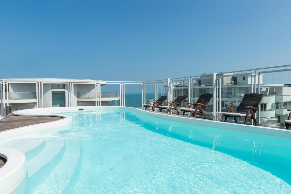 Bazén v ubytovaní Perla Verde Hotel alebo v jeho blízkosti