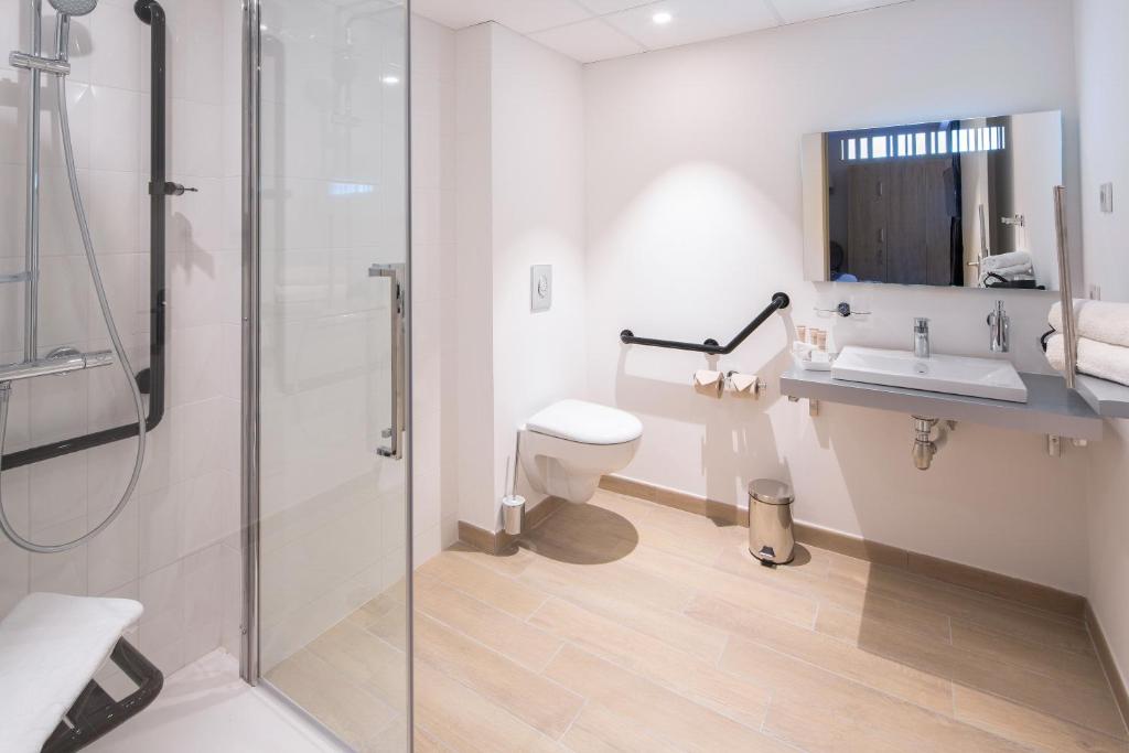 Koupelna v ubytování Hôtel Le Rive Droite & SPA