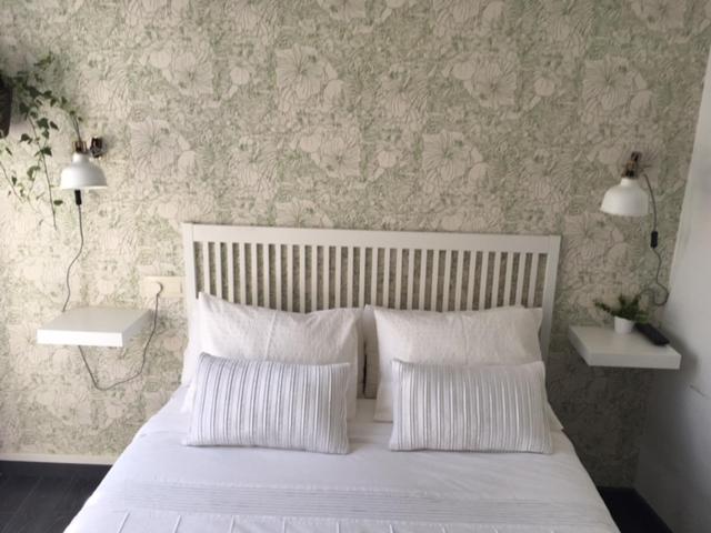 A bed or beds in a room at Hostal Mafer