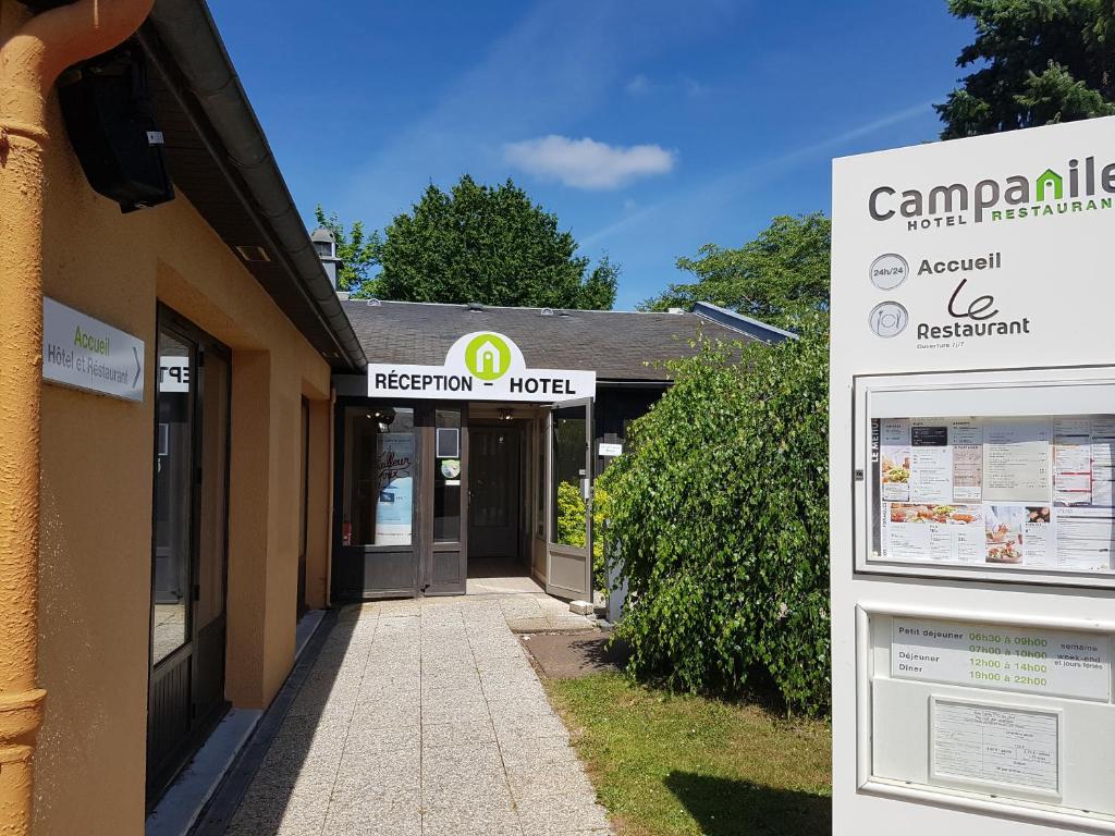 een gebouw met een bord ervoor bij Campanile Alençon in Alençon