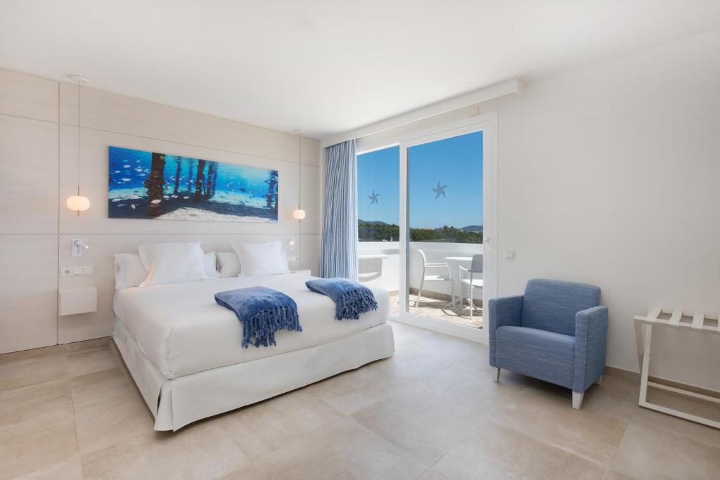 Krevet ili kreveti u jedinici u okviru objekta Iberostar Selection Santa Eulalia Adults-Only Ibiza