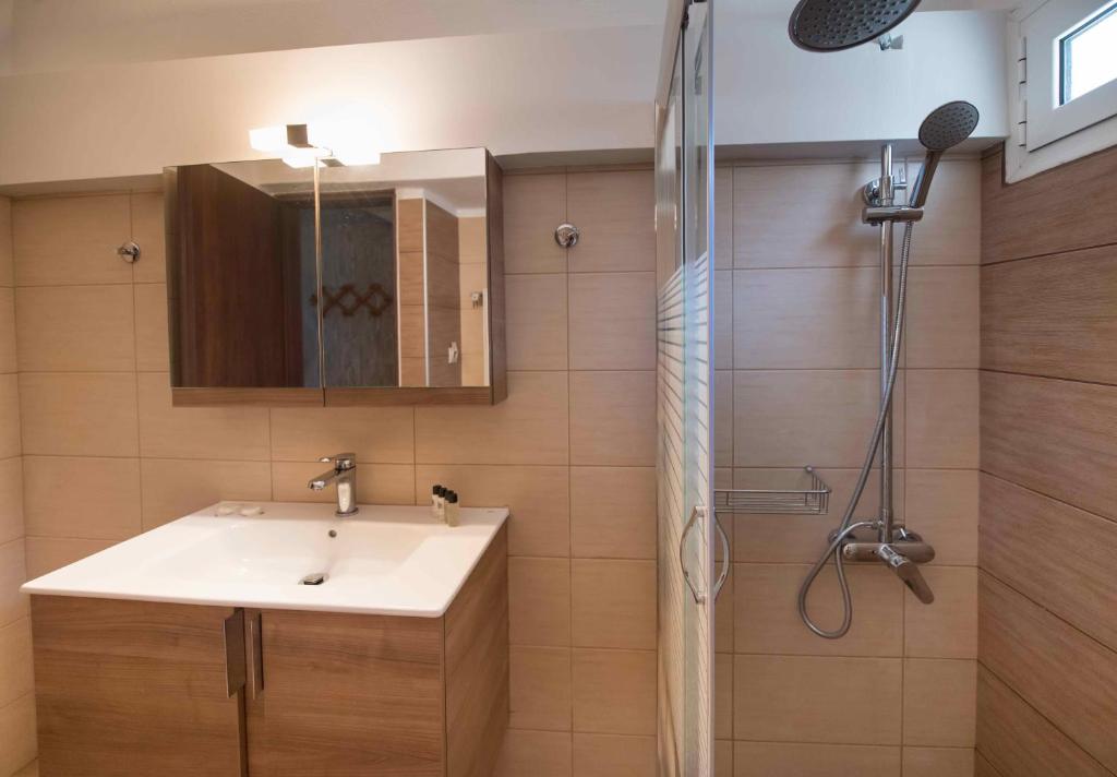 A bathroom at Villa Dimitris Apartments & Bungalows