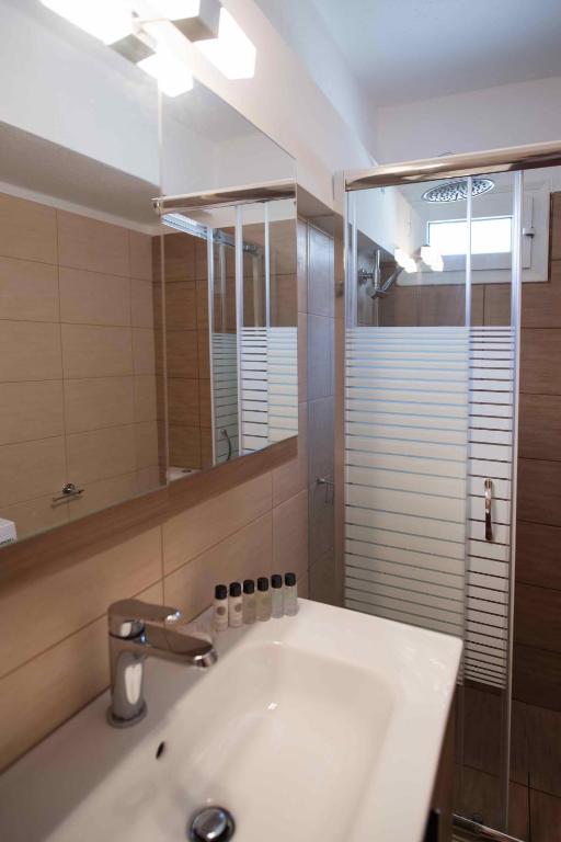 A bathroom at Villa Dimitris Apartments & Bungalows