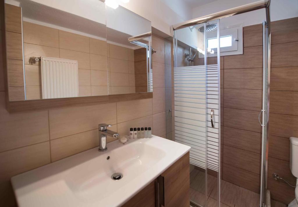 A bathroom at Villa Dimitris Apartments & Bungalows
