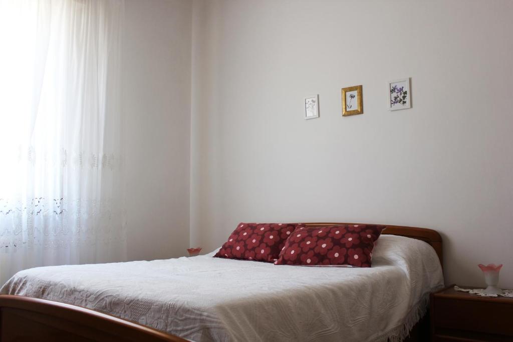 マロッタにあるMarilideのベッドルーム1室(赤い枕付きのベッド1台付)