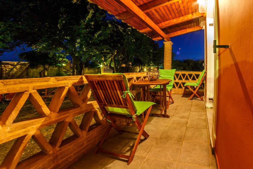 Balkón nebo terasa v ubytování Porto Gerakas Villas