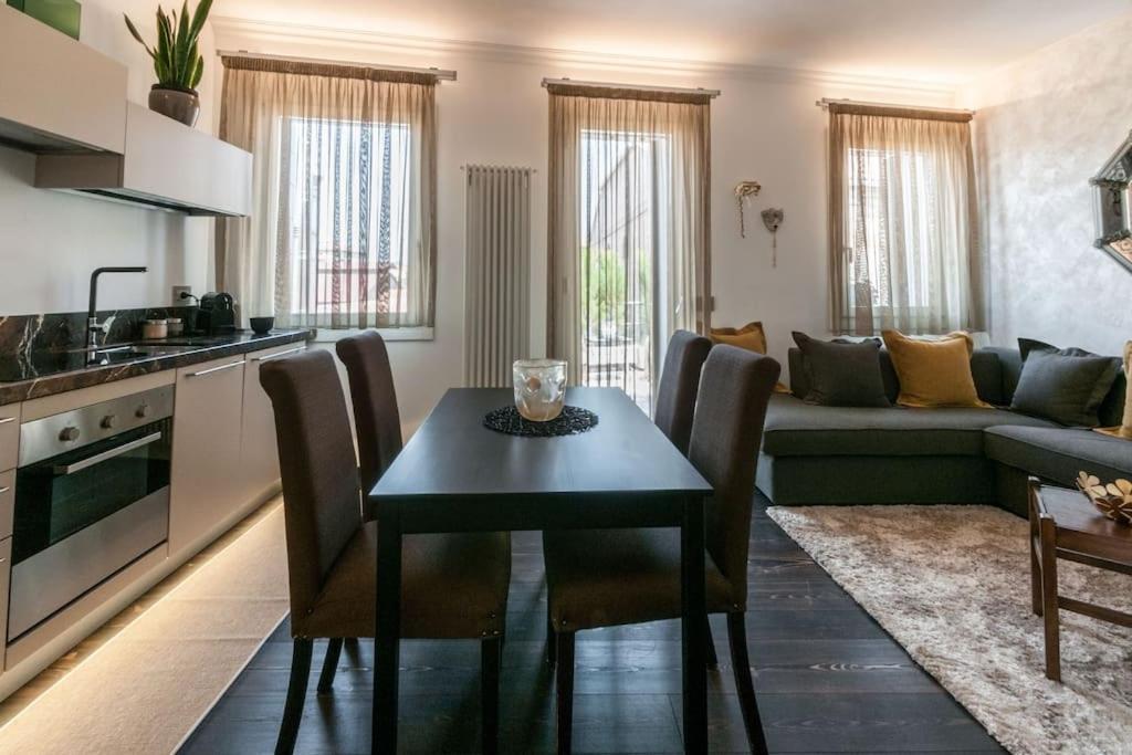 Kuchyň nebo kuchyňský kout v ubytování MURANO Suites BOUTIQUE Apartments