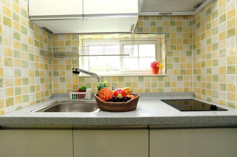 um balcão de cozinha com um lavatório e uma cesta de frutas em Haevichi Scene em Seogwipo