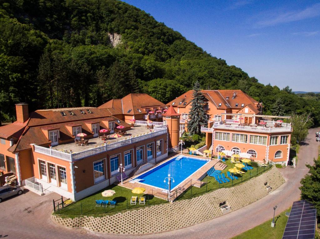 eine Luftansicht eines Hauses mit Pool in der Unterkunft Hotel Bellevue Esztergom in Esztergom