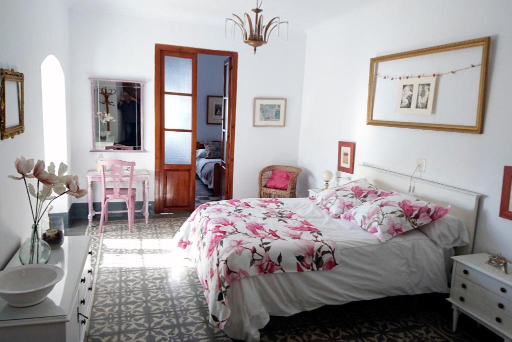 Łóżko lub łóżka w pokoju w obiekcie Casa Montefrio
