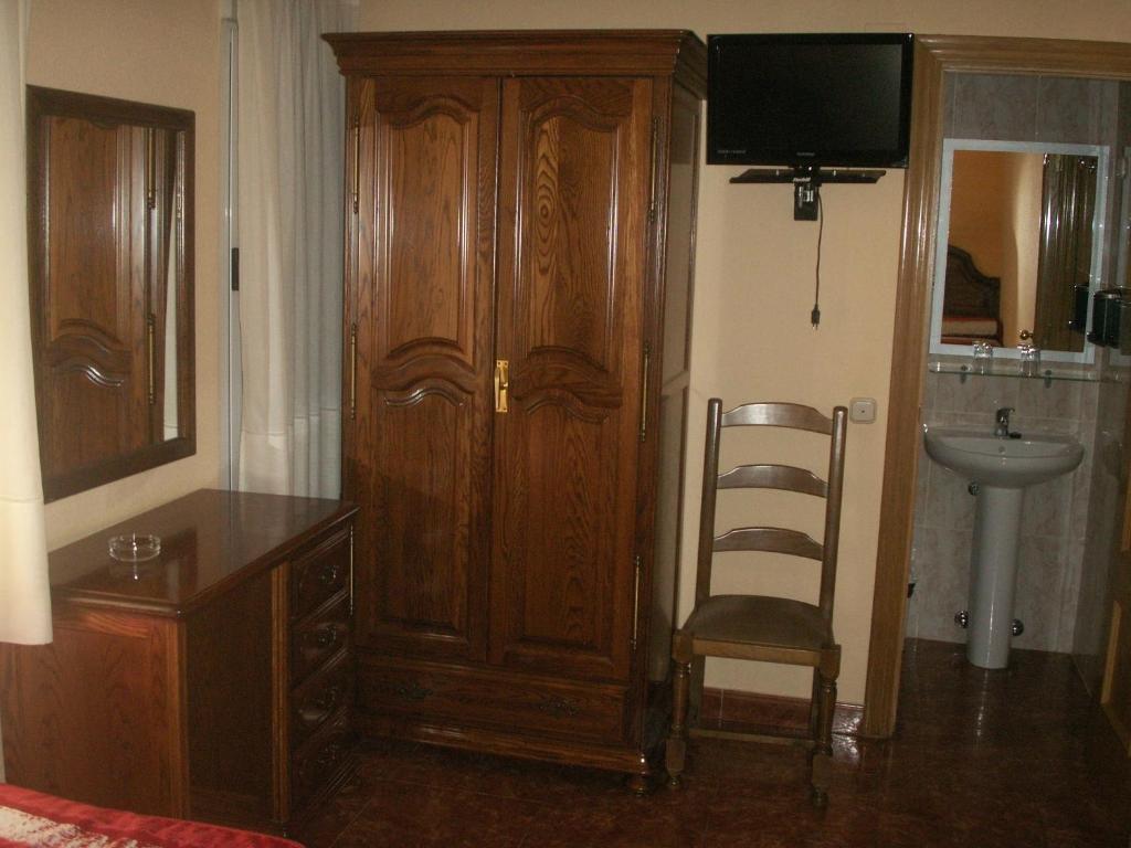 A television and/or entertainment centre at Hostal La Nava